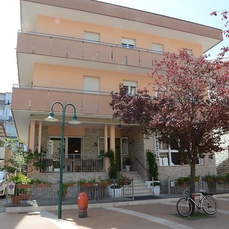 Albergo Larenzia กัตตอลิกา ภายนอก รูปภาพ