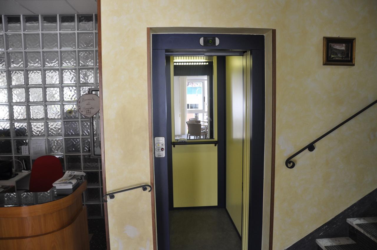 Albergo Larenzia กัตตอลิกา ภายนอก รูปภาพ
