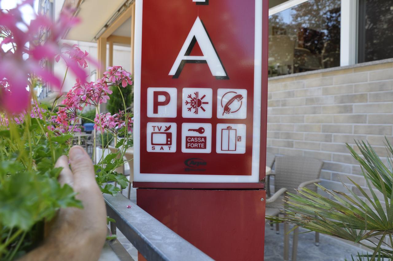 Albergo Larenzia กัตตอลิกา ภายนอก รูปภาพ