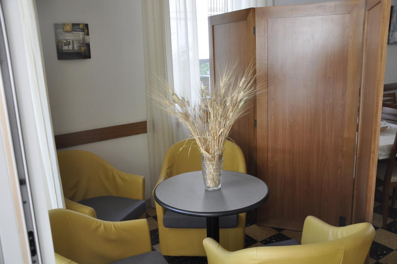 Albergo Larenzia กัตตอลิกา ภายนอก รูปภาพ