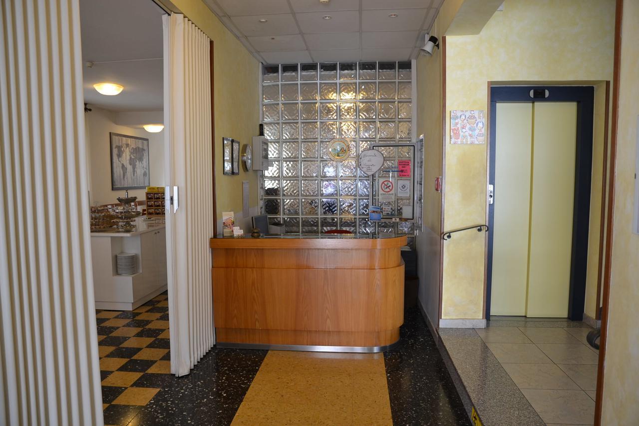 Albergo Larenzia กัตตอลิกา ภายนอก รูปภาพ