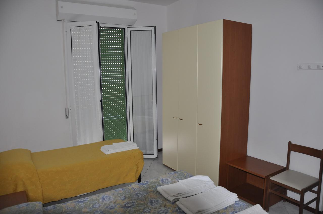 Albergo Larenzia กัตตอลิกา ภายนอก รูปภาพ